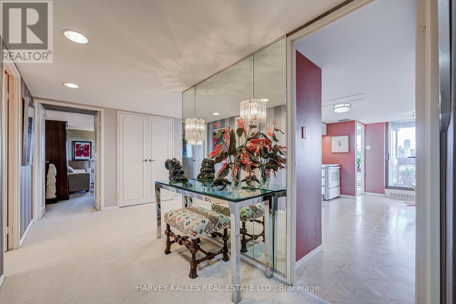 1605 - 63 St. Clair Avenue W, Toronto, Ontario M4V 2Y9 - Photo 5 - C13826552