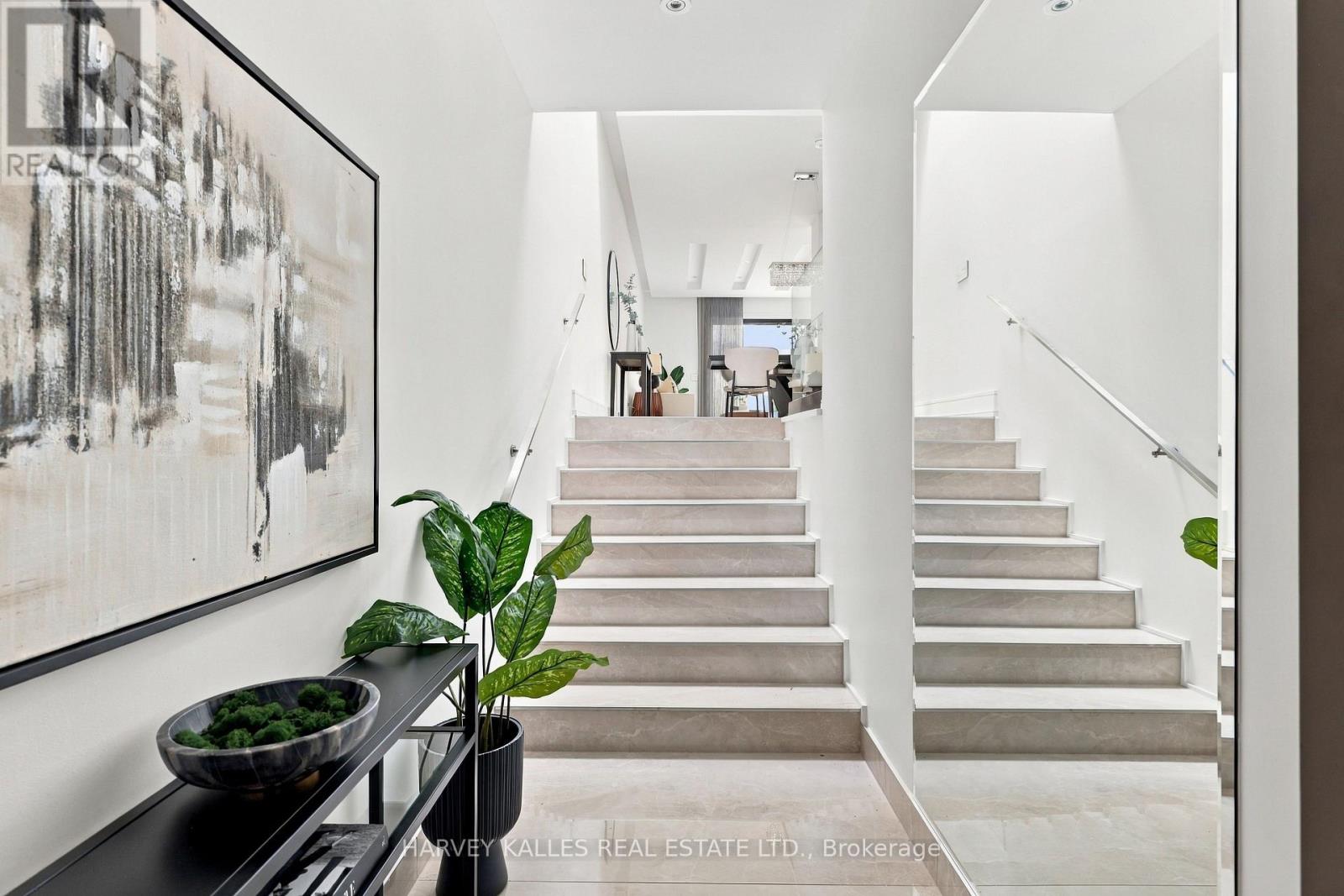 554 St Clements Avenue, Toronto, Ontario M5N 1M6 - Photo 2 - C13841280