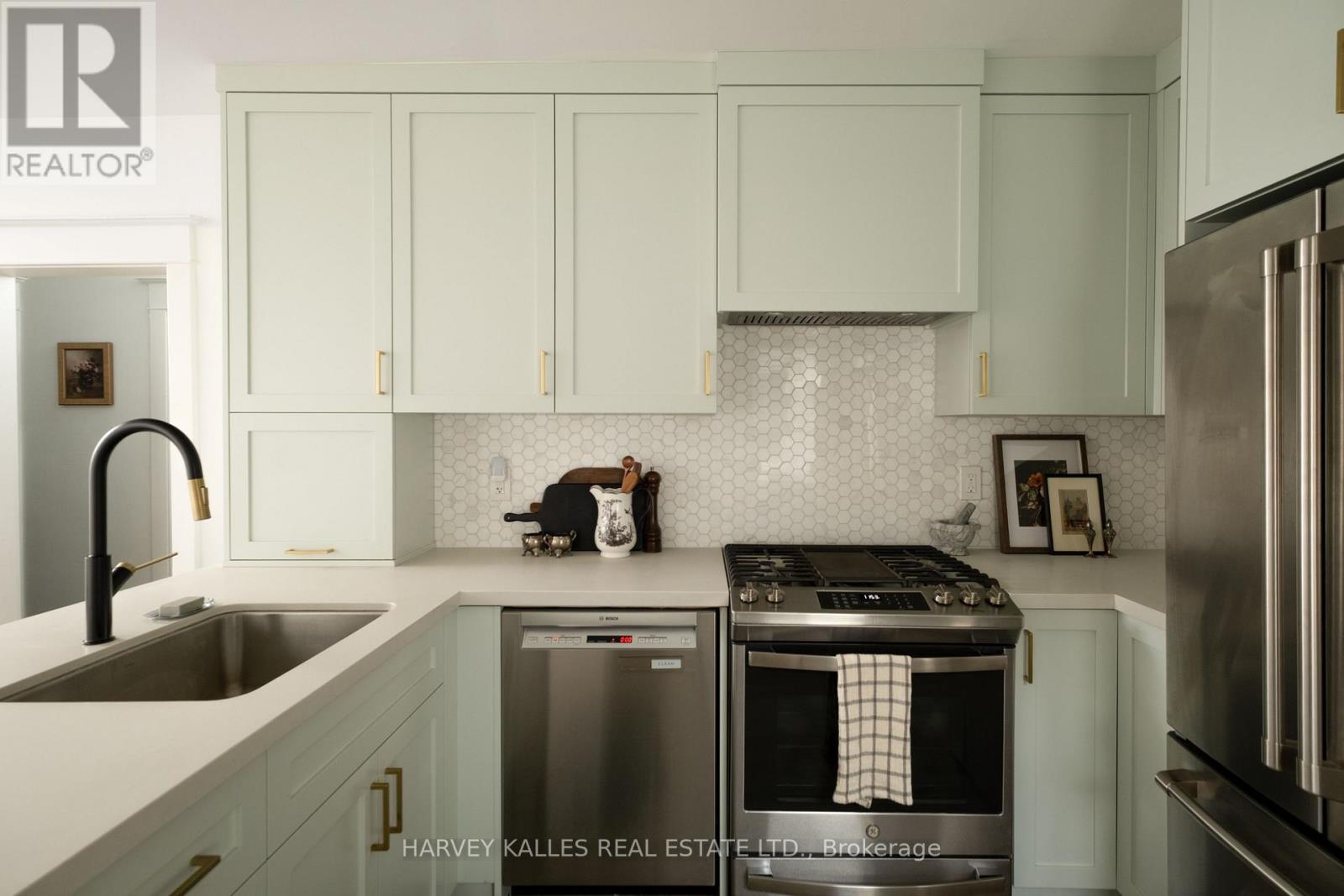 84 Coleridge Avenue, Toronto, Ontario  M4C 4H6 - Photo 4 - E13843614