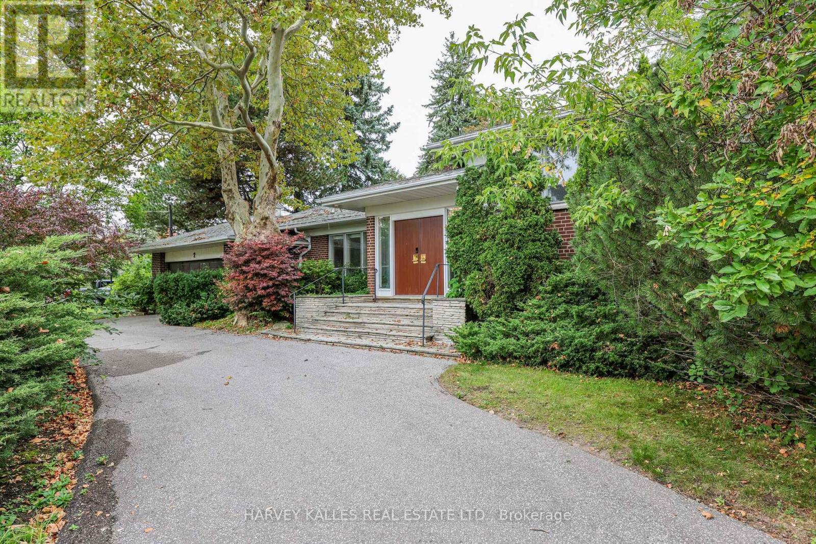 2 COLVESTONE ROAD, Toronto, Ontario