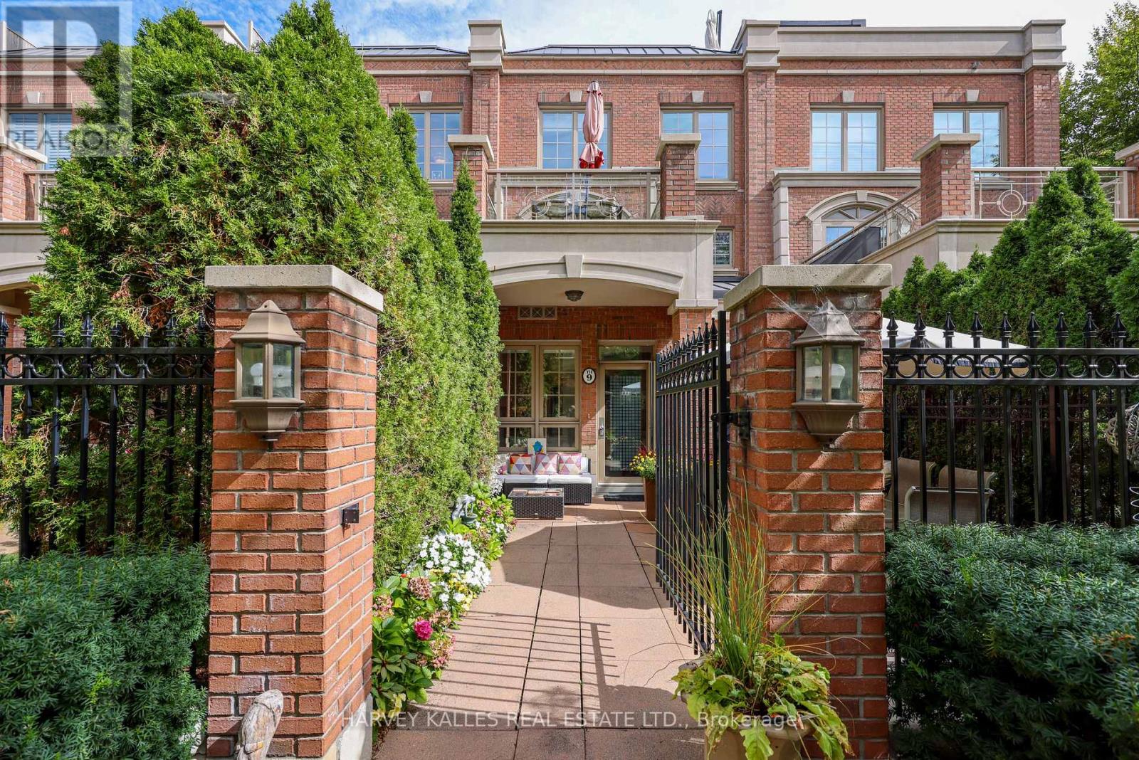 Th9 - 21 Burkebrook Place, Toronto, Ontario M4G 0A2 - Photo 3 - C13849062