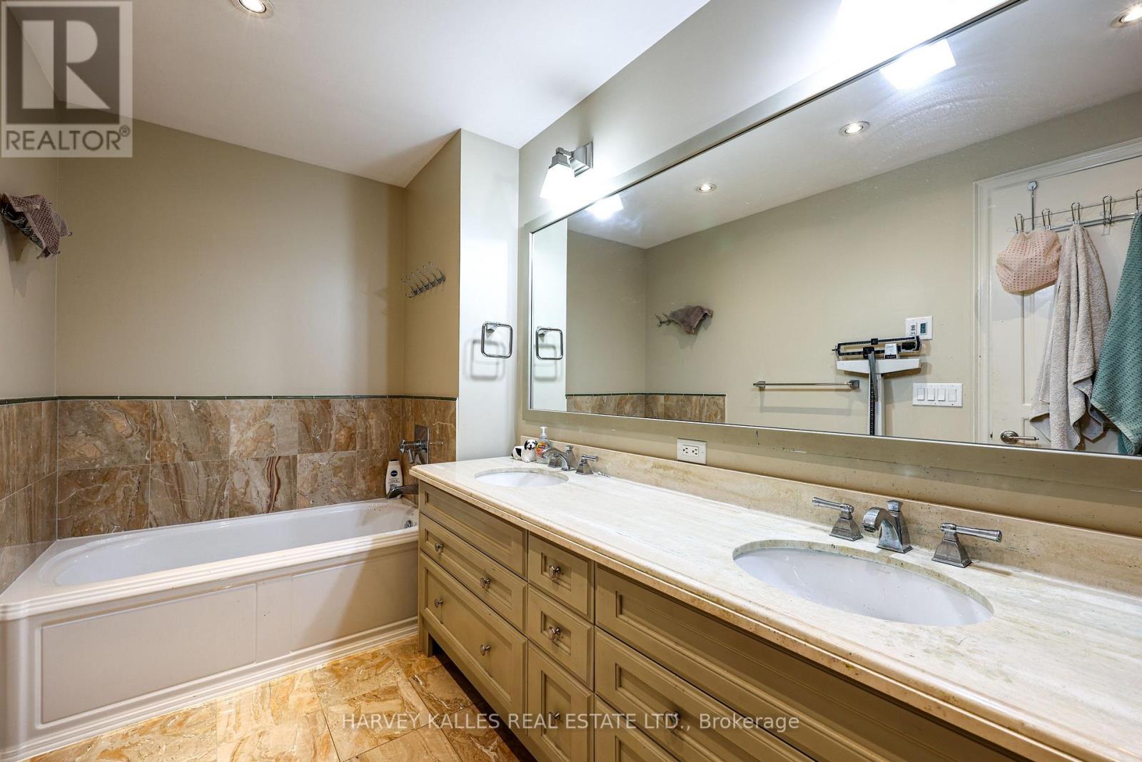 Th9 - 21 Burkebrook Place, Toronto, Ontario M4G 0A2 - Photo 34 - C13849062