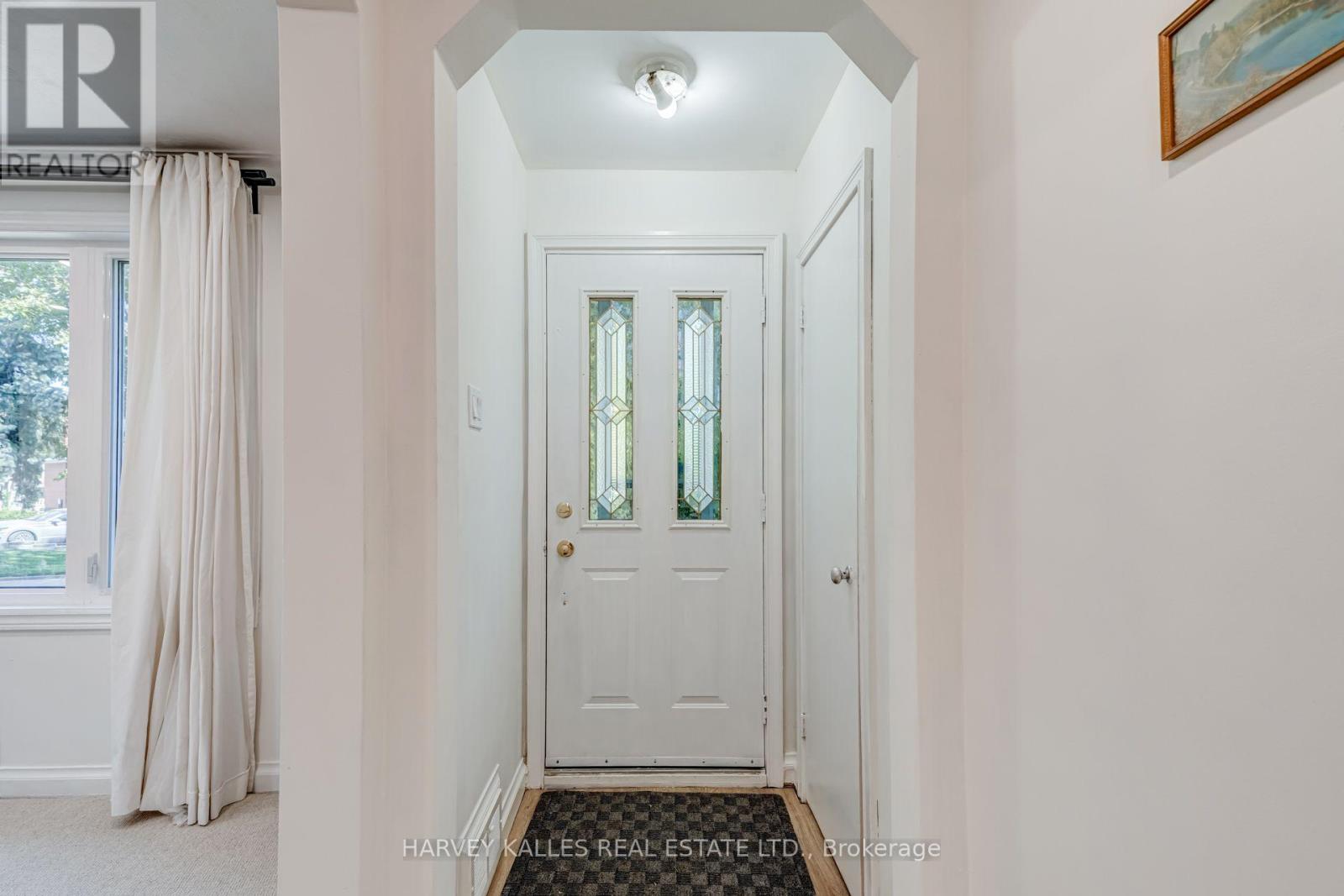 8 Crown Court, Toronto, Ontario M8Z 4V4 - Photo 2 - W13859656