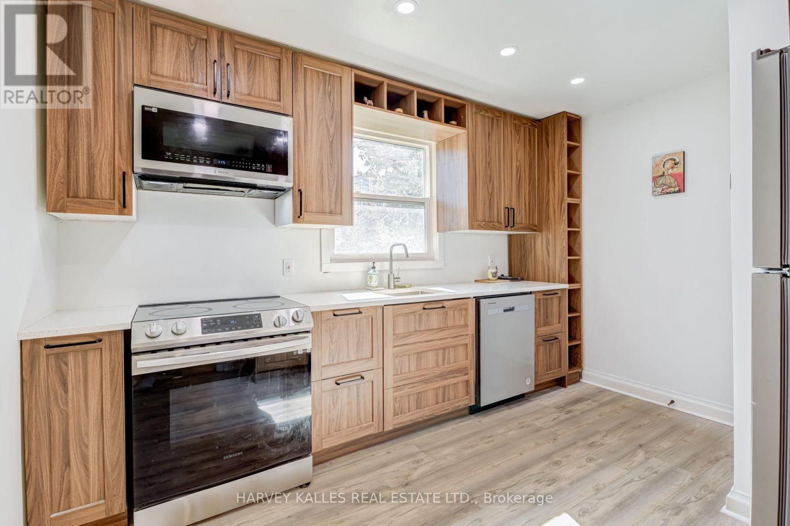 8 Crown Court, Toronto, Ontario M8Z 4V4 - Photo 3 - W13859656