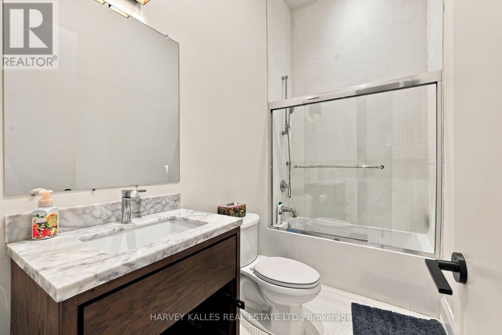 57 Roseneath Gardens, Toronto, Ontario M6C 3X5 - Photo 32 - C13872044