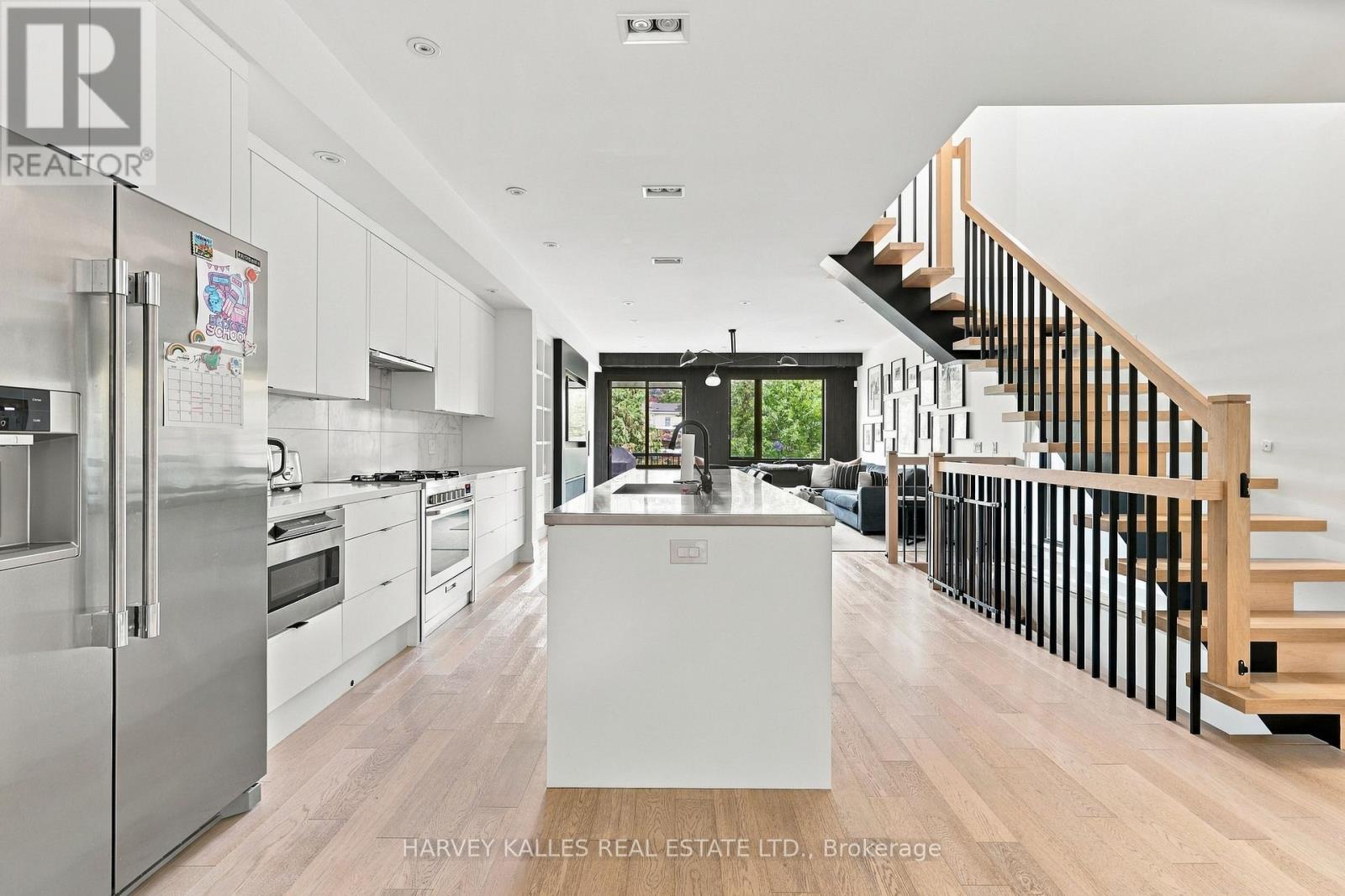 57 Roseneath Gardens, Toronto, Ontario M6C 3X5 - Photo 9 - C13872044