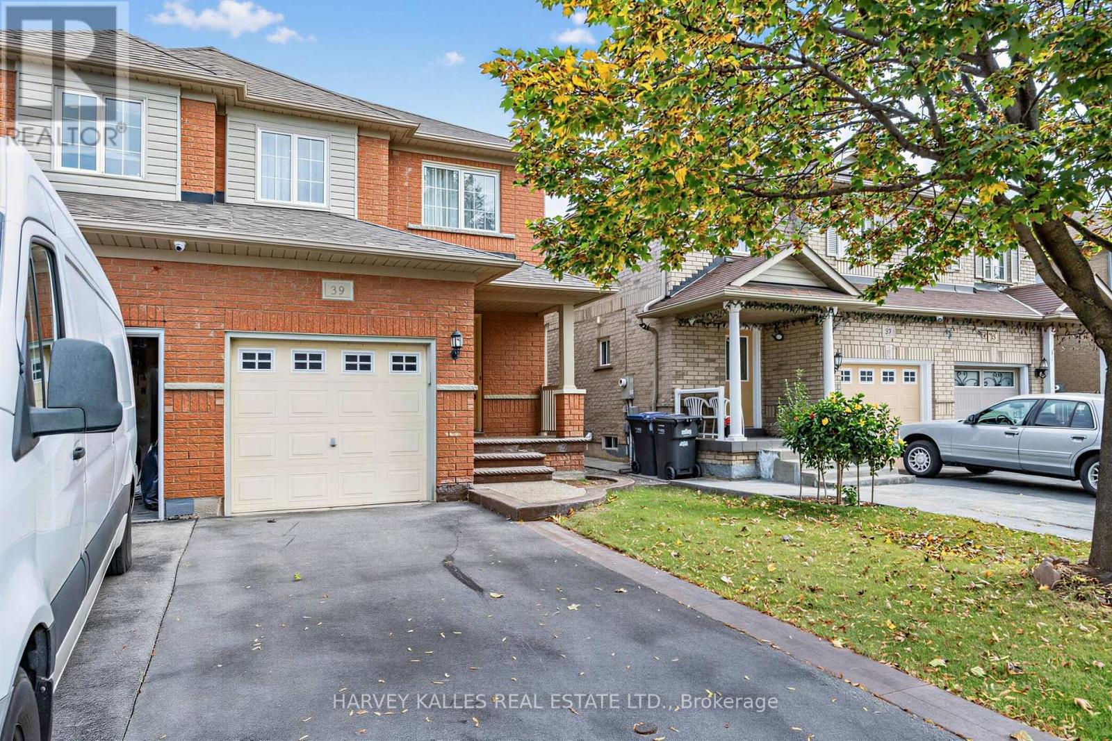 39 Ridgefield Court, Brampton, Ontario  L6P 1B4 - Photo 2 - W14003622