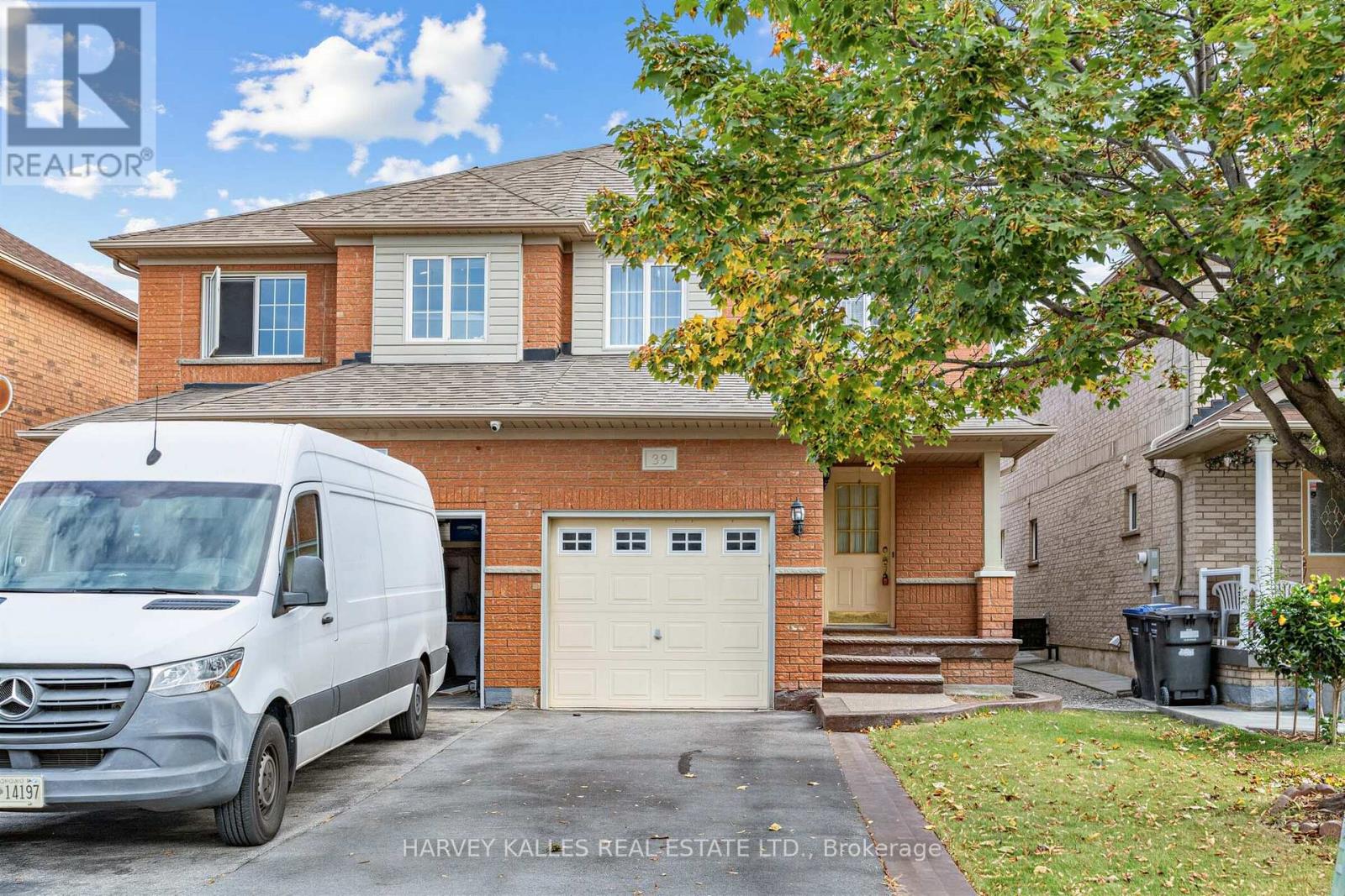 39 Ridgefield Court, Brampton, Ontario  L6P 1B4 - Photo 3 - W14003622