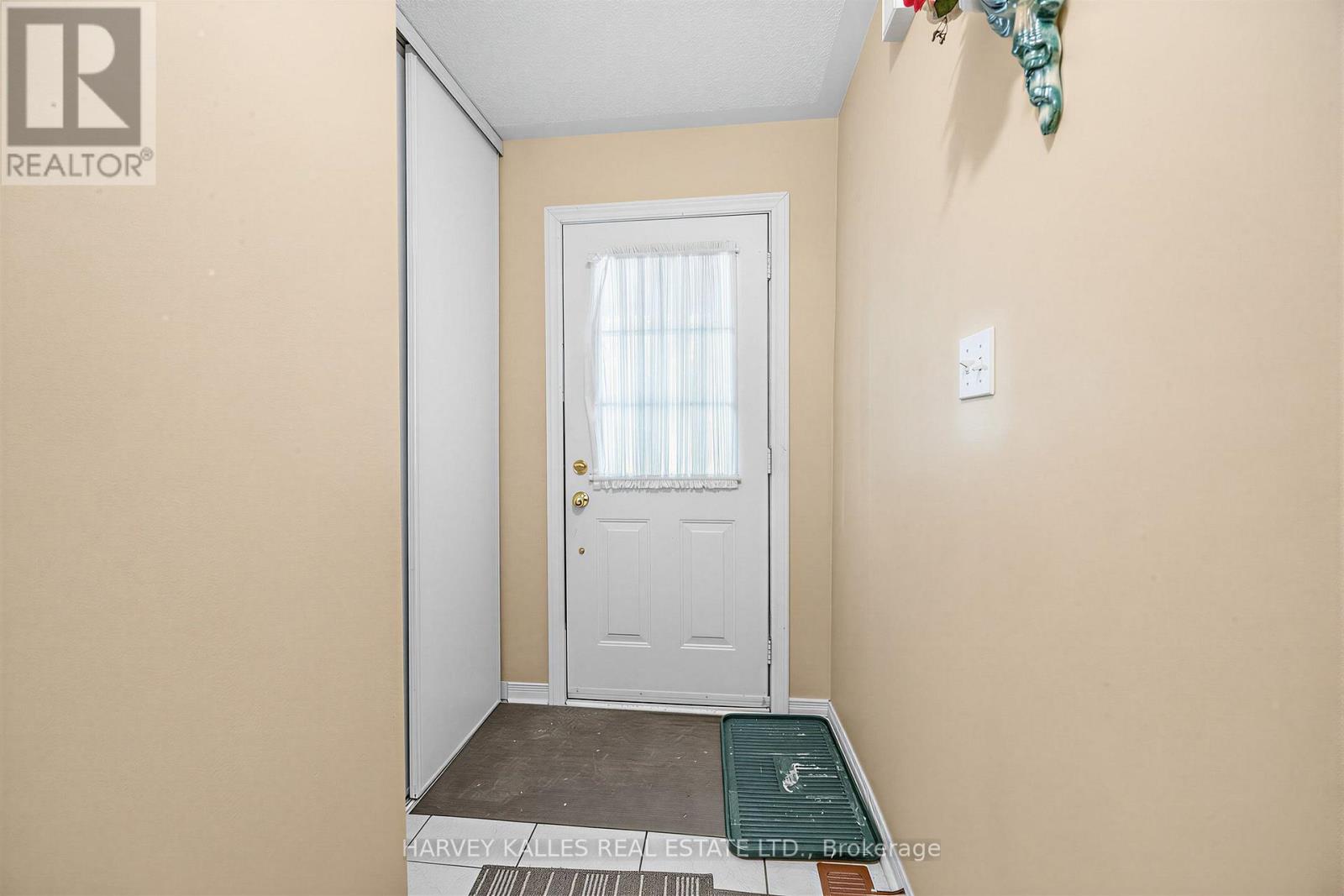 39 Ridgefield Court, Brampton, Ontario  L6P 1B4 - Photo 4 - W14003622