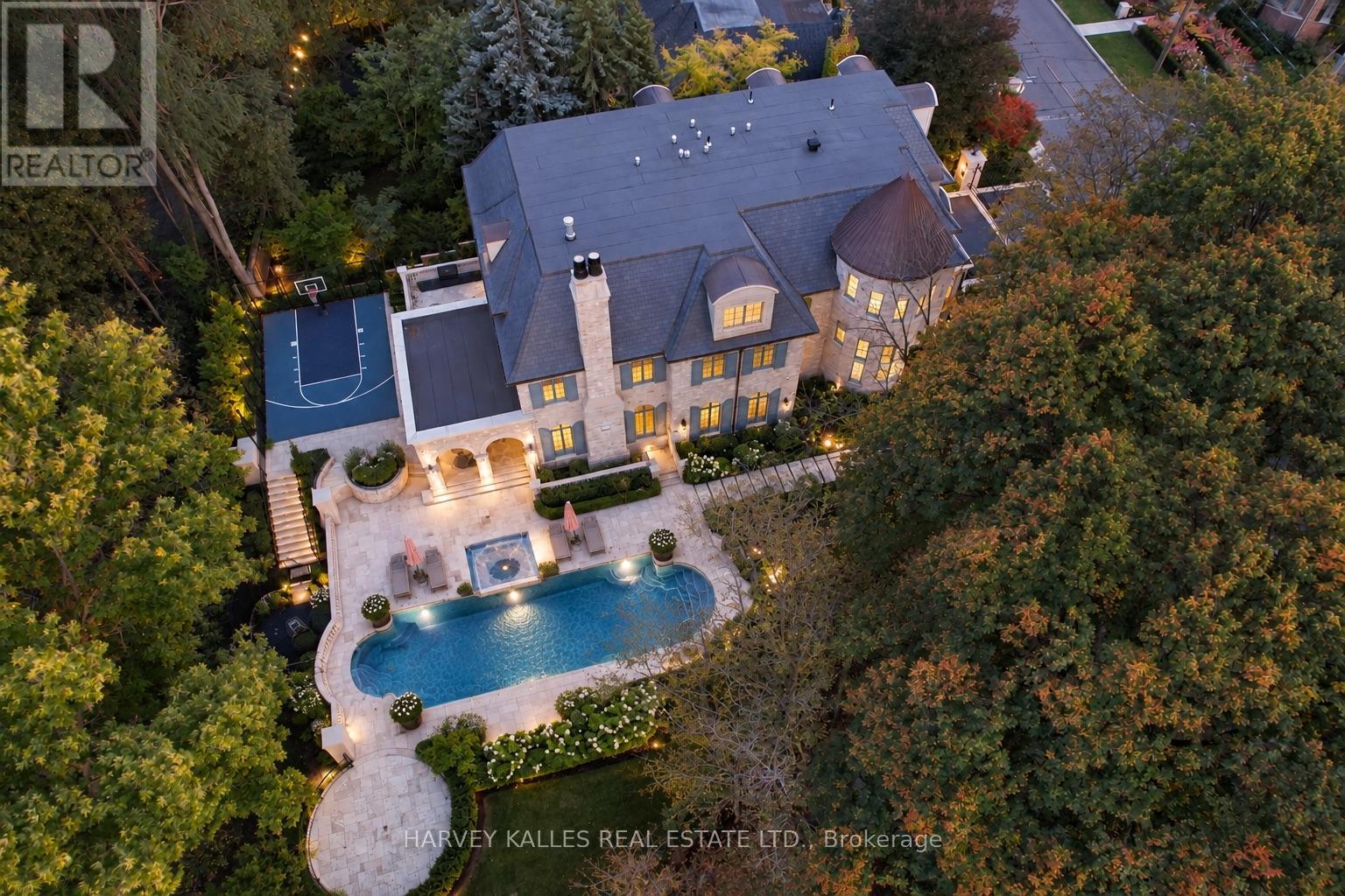 221 FOREST HILL ROAD, Toronto, Ontario